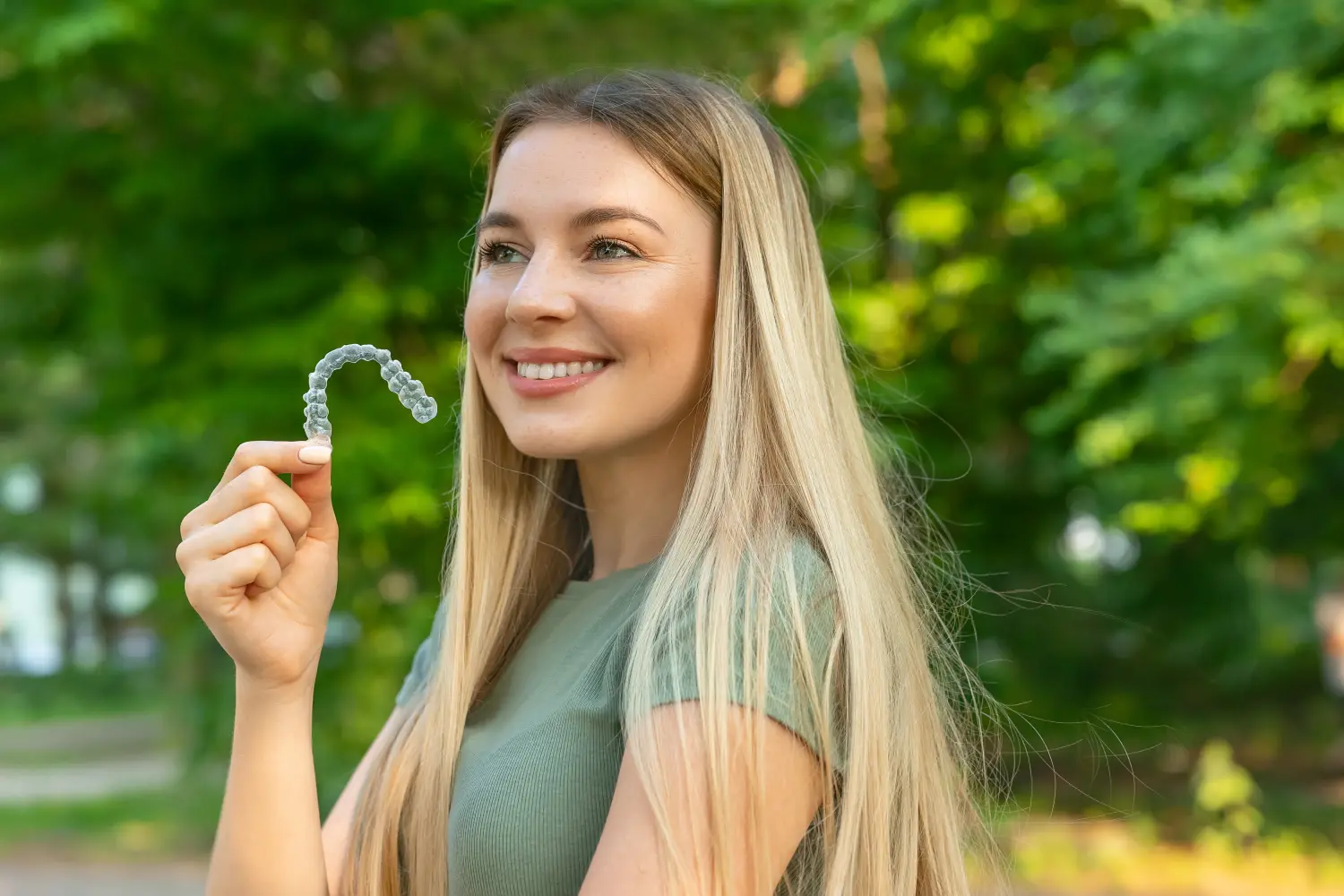 Frauen mit transparenter Zahnspange von Zahnärzte am Uhlenhorst